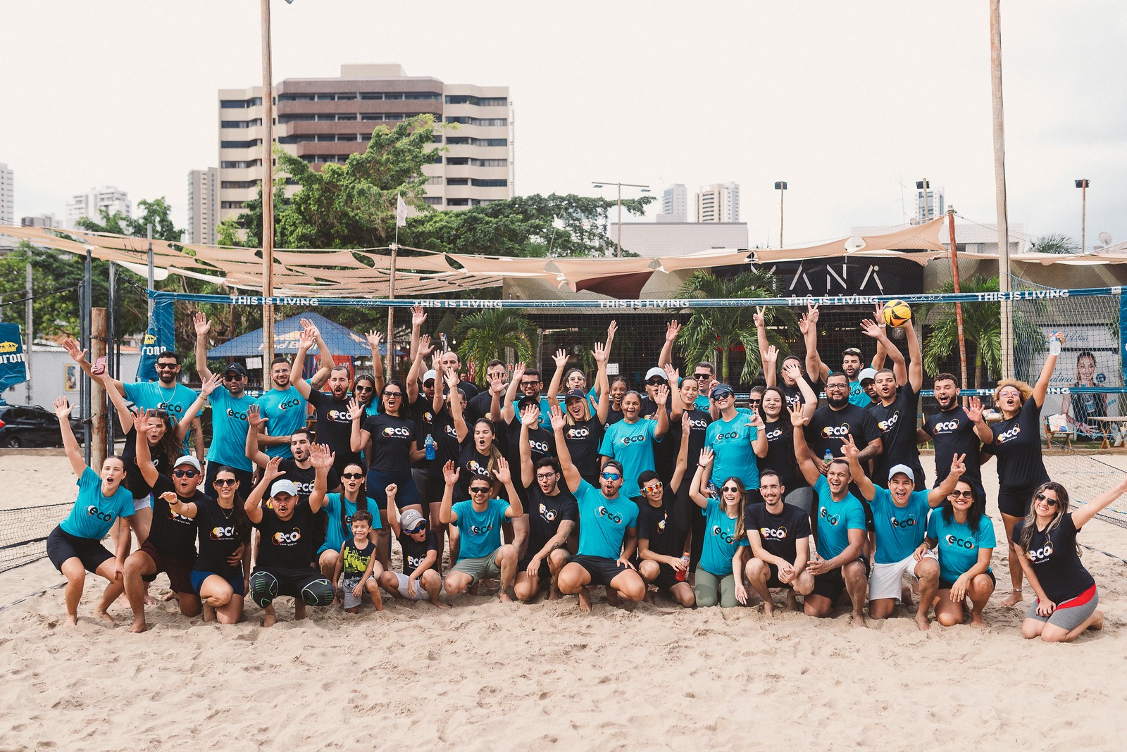 Participantes do evento Verão Eco praticando vôlei e aprendendo sobre sustentabilidade.