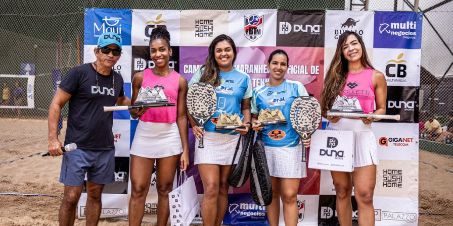 Atletas competindo no Duna Open, um torneio de beach tennis no Brasil.