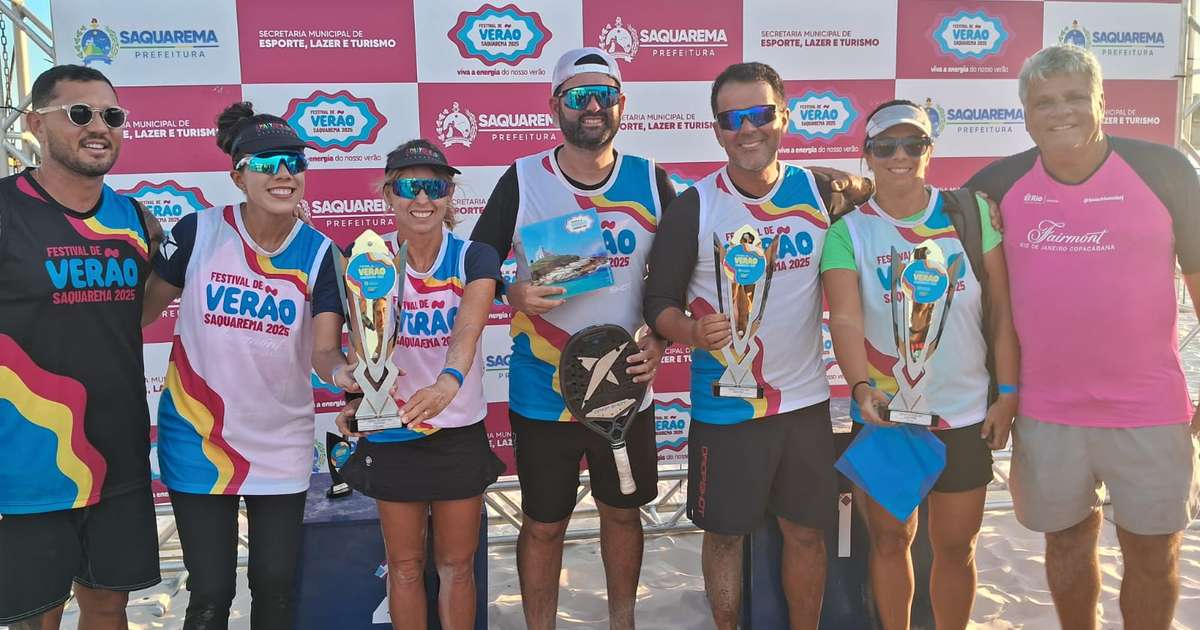 Atletas da equipe de Macaé comemorando a vitória na Copa dos Municípios de Beach Tennis na praia da Barrinha.