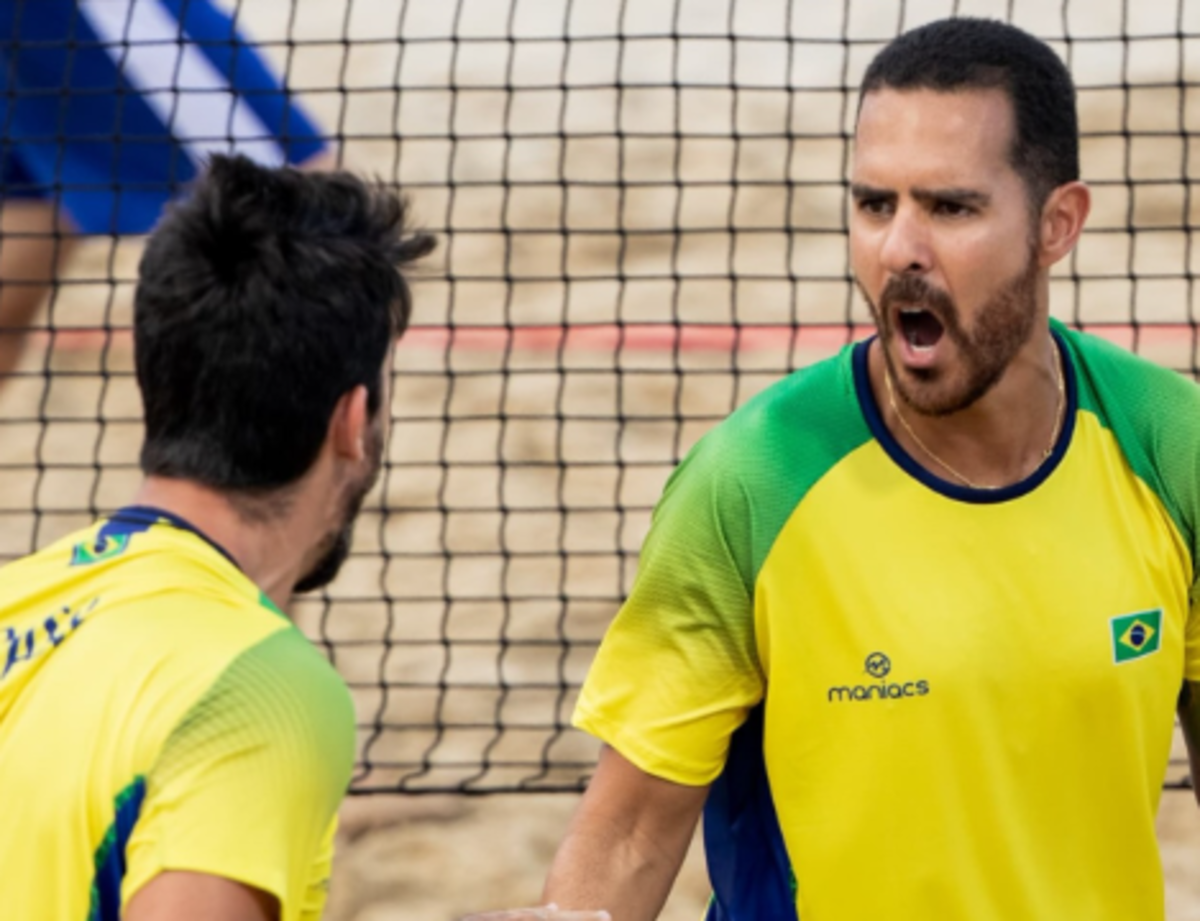 Thales Santos e Marcus Ferreira jogando beach tennis em uma quadra de areia, simbolizando seu retorno ao esporte.