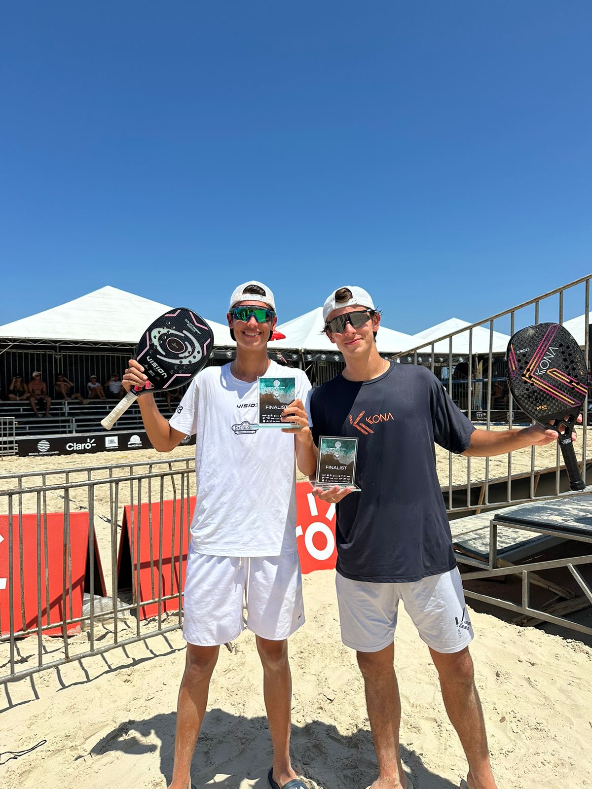 Atleta rondonopolitano em ação durante torneio de beach tennis, destacando-se entre os competidores.