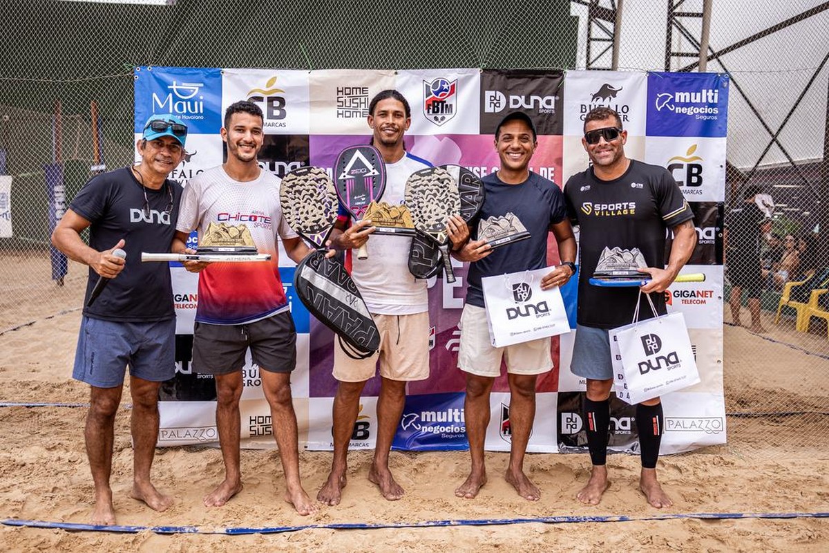 Atletas competindo no Duna Open de Beach Tennis no Maranhão, destacando a emoção e a competitividade do torneio.