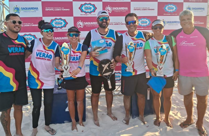 Equipe de beach tennis de Macaé comemorando a vitória na Copa dos Municípios na praia da Barrinha.