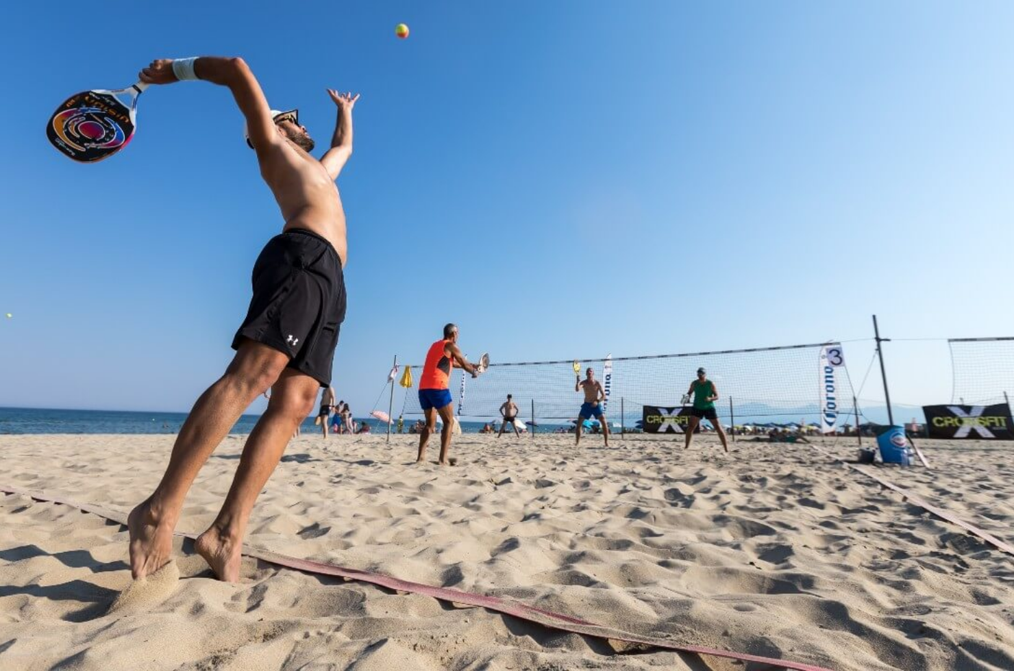 Competidores jogando beach tennis em quadras montadas na Praia do Mar Grosso, Laguna.