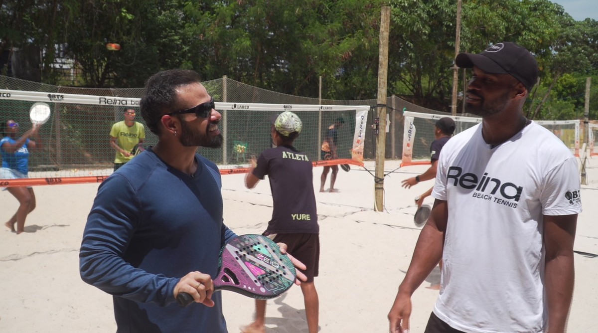 Praticantes de canoagem havaiana e beach tennis nas praias da Bahia, destacando a atividade física ao ar livre.