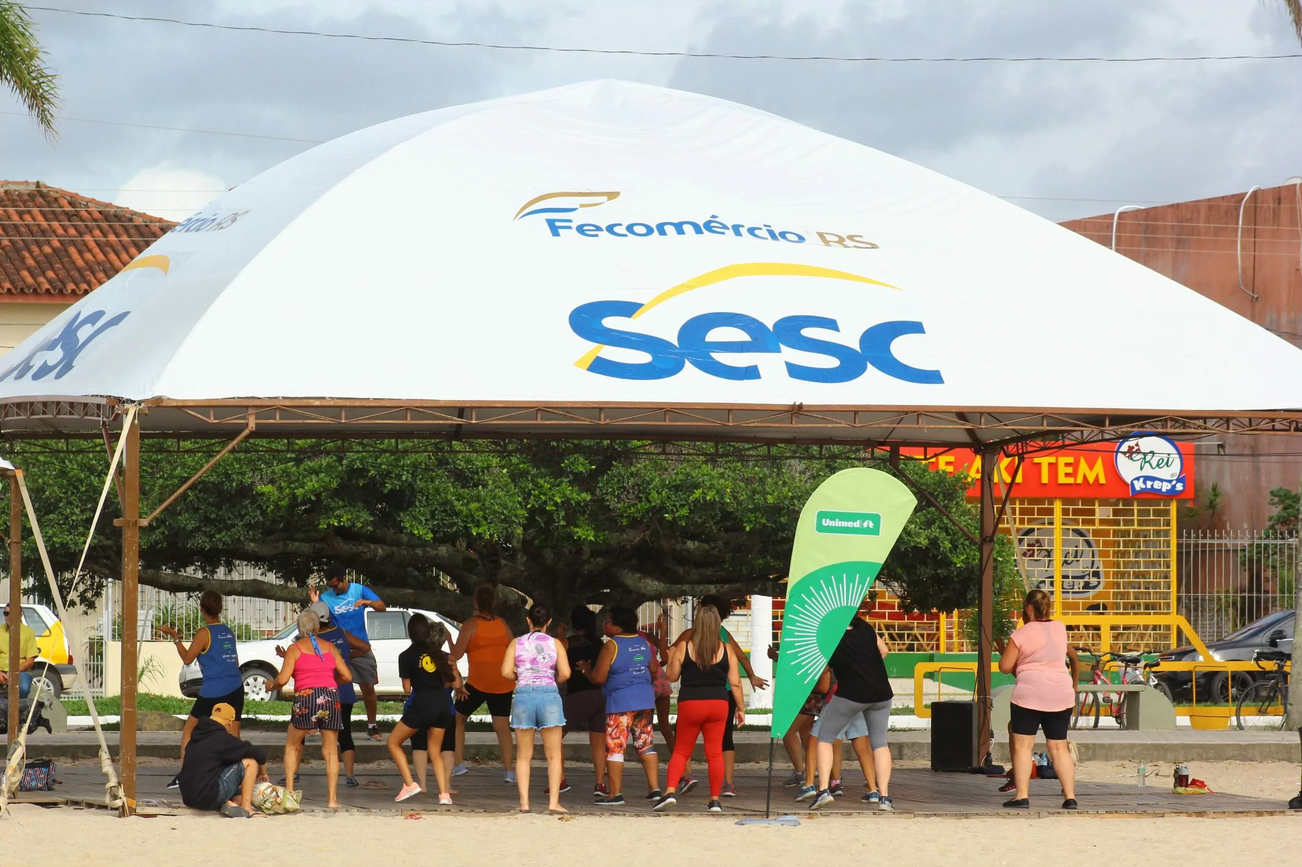 Participantes se divertindo em atividades esportivas no Circuito de Verão Sesc em Pelotas.