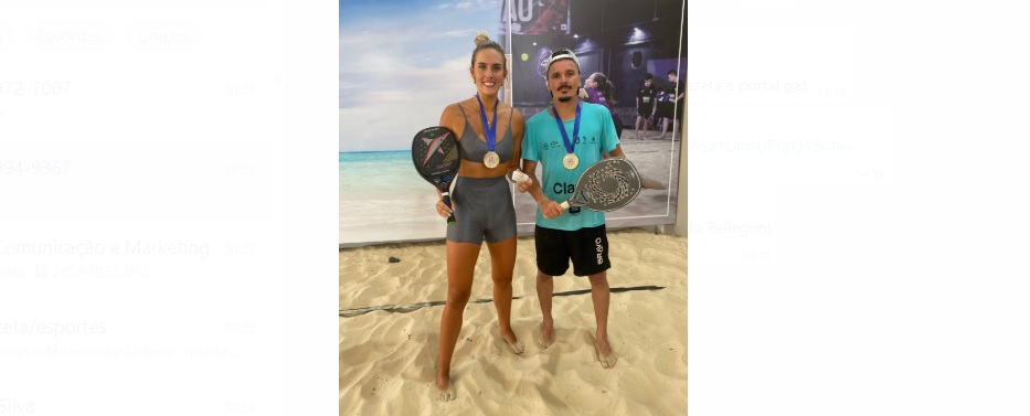 Atletas competindo no Torneio La Cancha de Beach Tennis em quadras de areia.