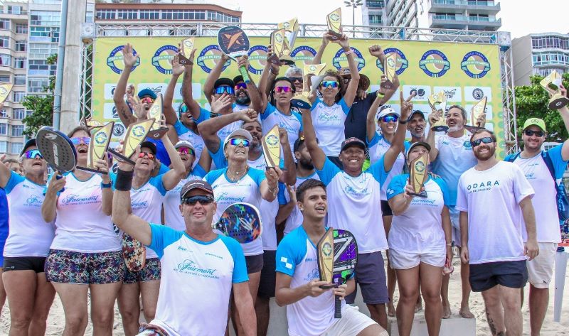 Jogadores de beach tennis competindo na Praia de Copacabana durante a Copa dos Estados.