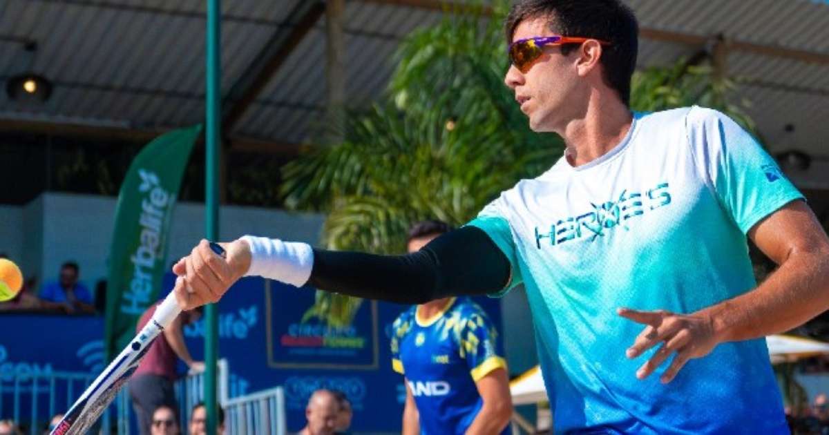 Atletas competindo no Circuito Beach Tennis em Riviera de São Lourenço, SP.