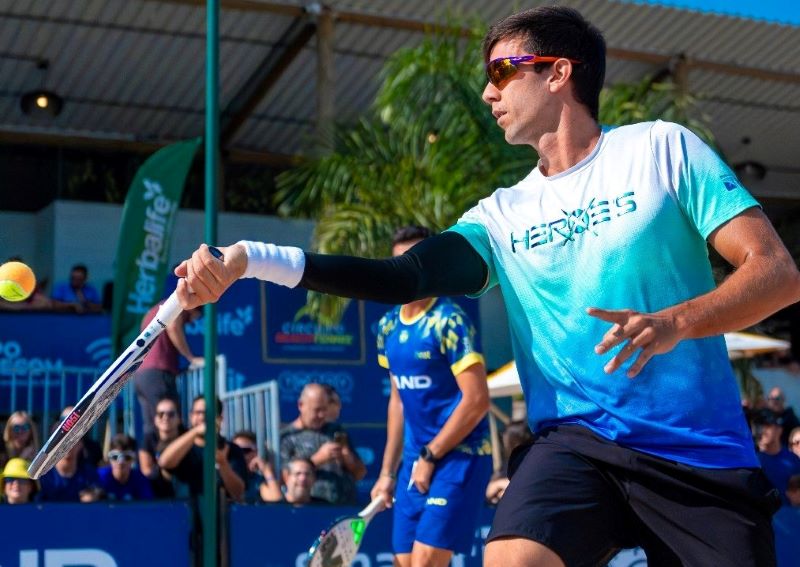 Jogadores de beach tennis competindo na Riviera de São Lourenço durante o Circuito Beach Tennis.