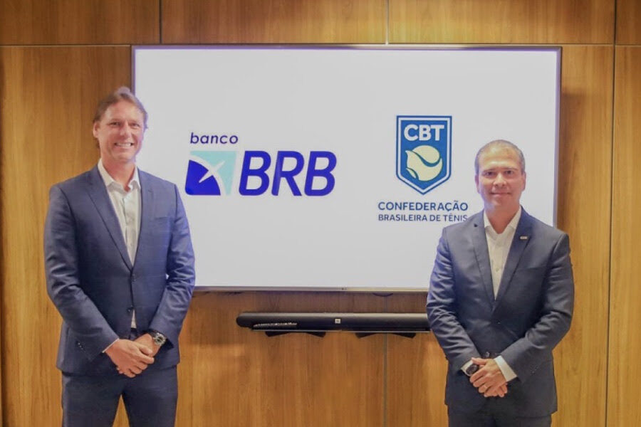 Logo do Banco BRB em evento de tênis, simbolizando apoio ao esporte no Brasil.