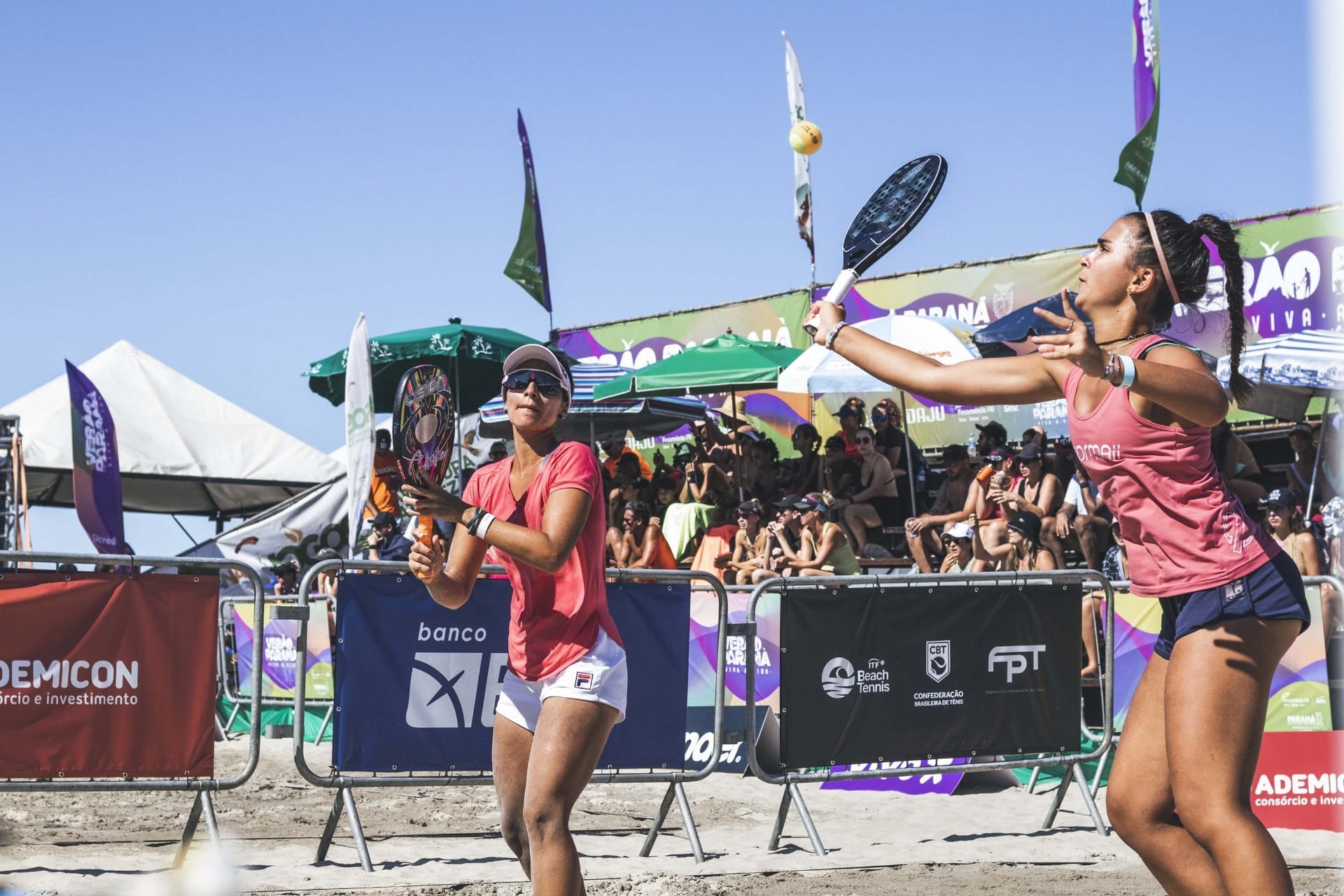 Atletas competindo em eventos esportivos no Paraná, incluindo beach tennis e cross country.