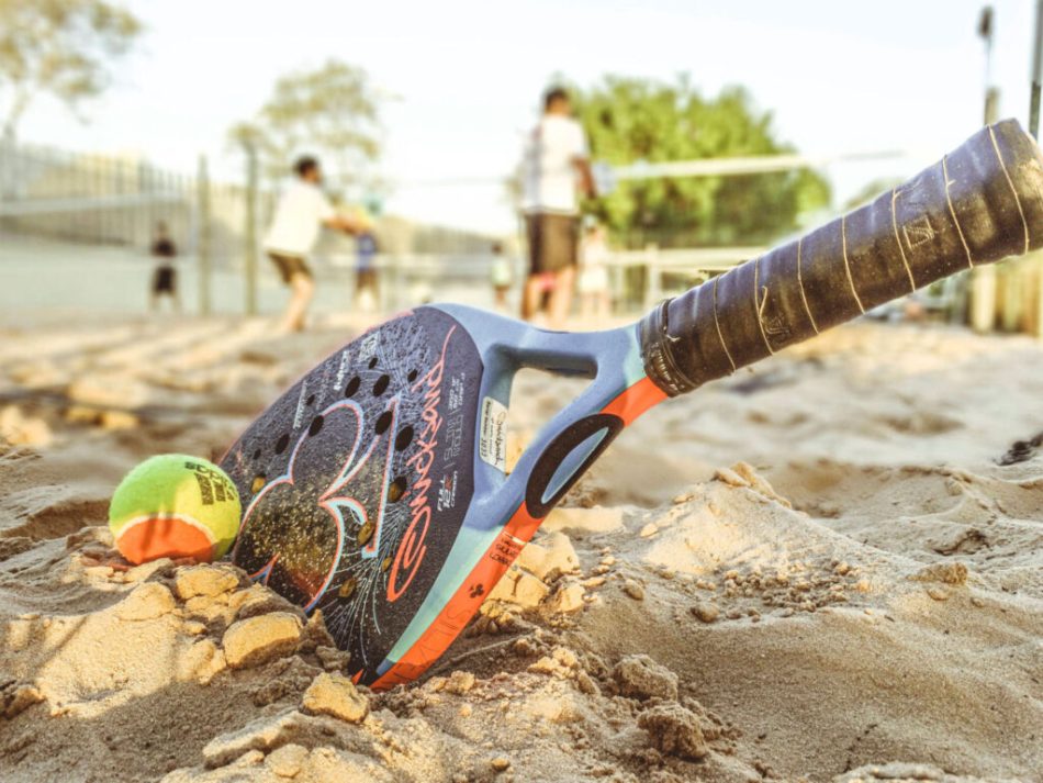 Atletas competindo no Torneio BT 400 de beach tennis em Cuiabá, com destaque para a premiação e categorias amadoras.