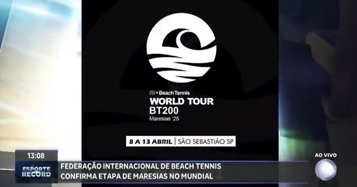 Atletas competindo no Mundial de Beach Tennis em Maresias, com águas cristalinas ao fundo.