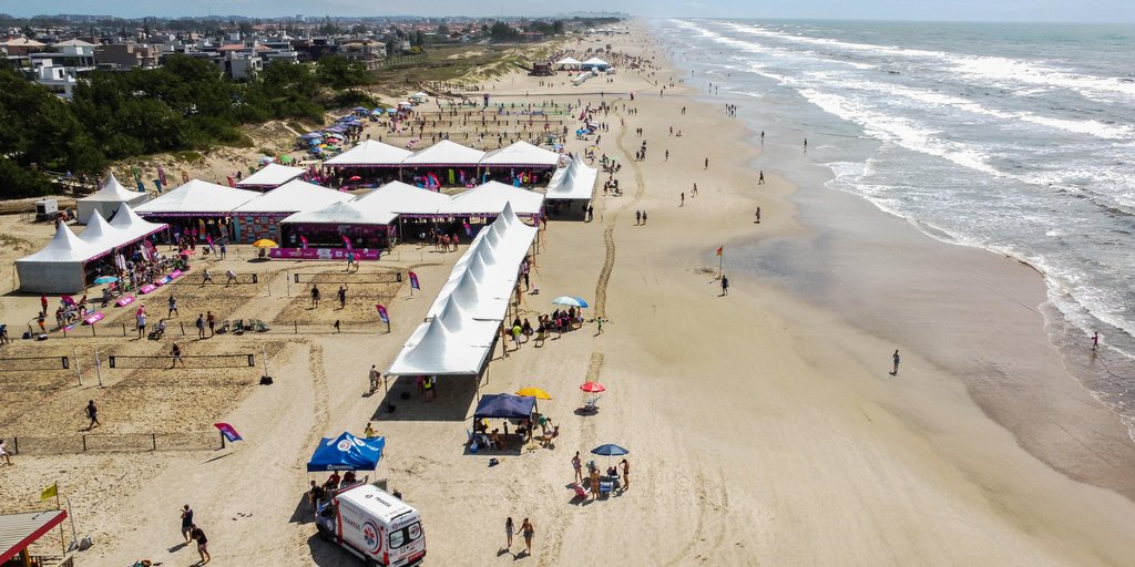 Atletas competindo no Atlântida Open de beach tennis em Xangri-lá, com quadras montadas na areia.