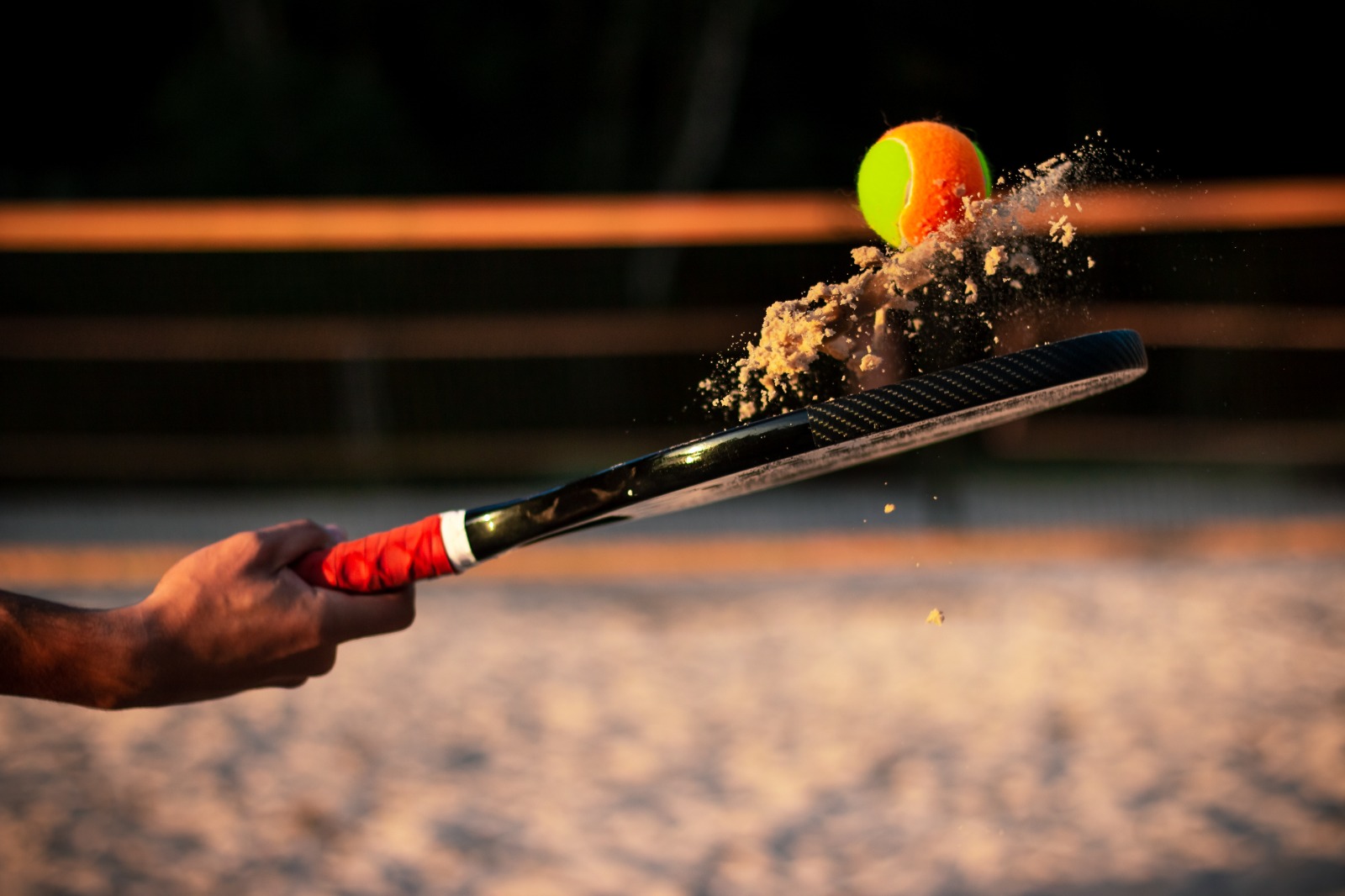 Mulheres jogando beach tennis em uma quadra de areia em Belo Horizonte.