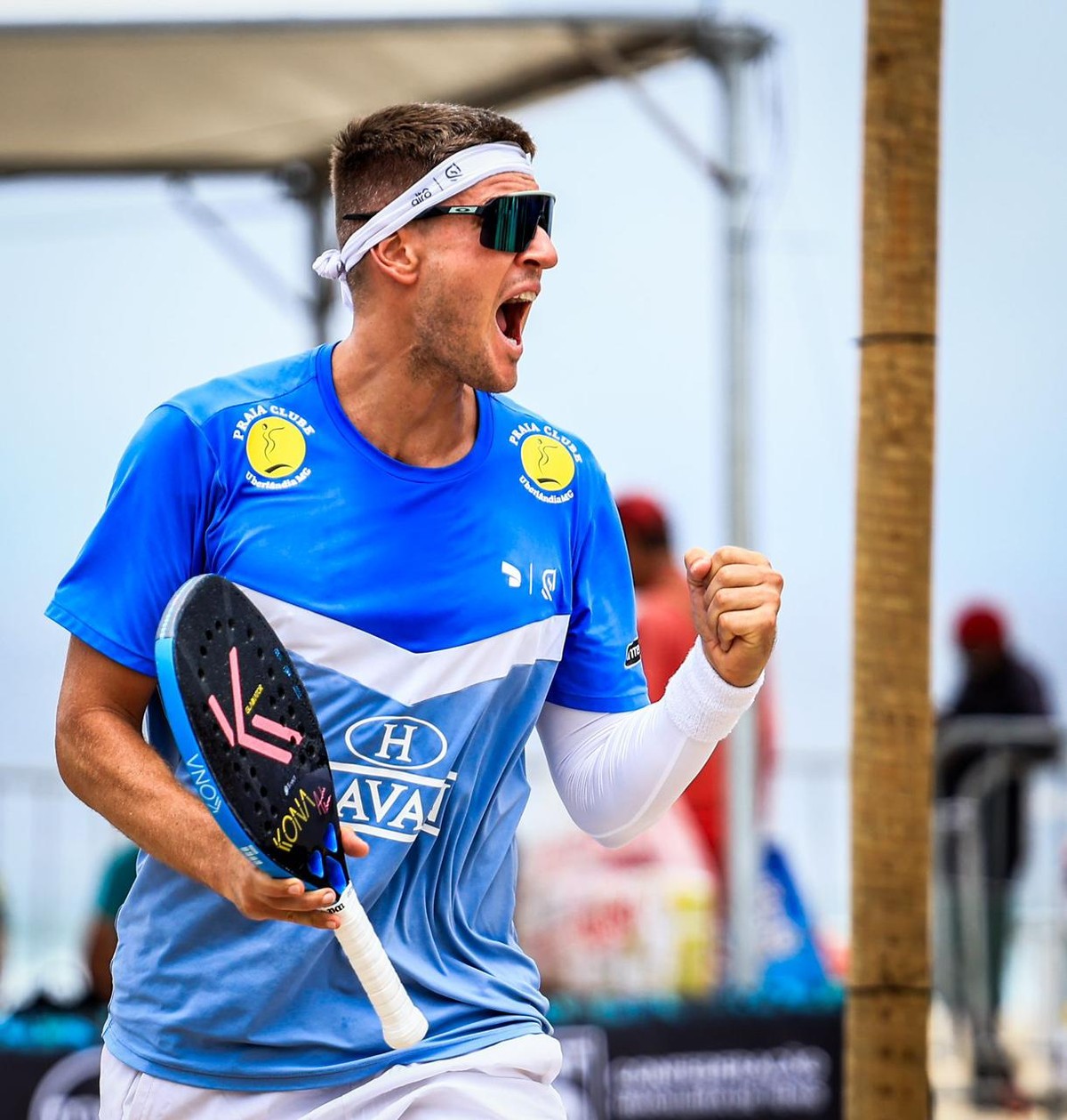 André Baran em ação no beach tennis, buscando retomar a liderança mundial em 2025.