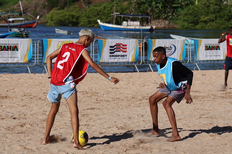 Público se divertindo no Verão Costa a Costa, com atividades esportivas e shows em Salvador.