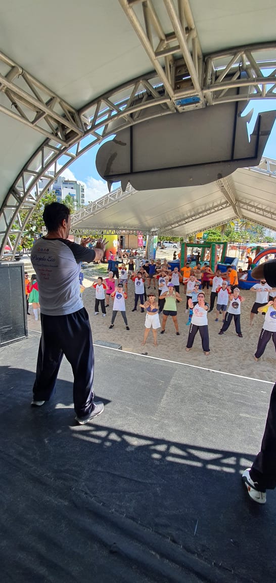 Evento Vale Verão SBT com atividades de beach tennis e apresentações musicais na Praia Martim de Sá.