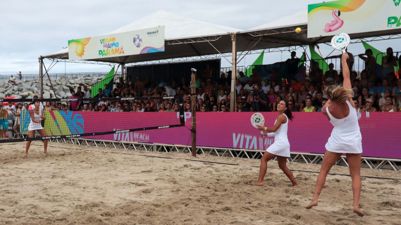 Atletas competindo na final feminina do BT400 em Matinhos, destacando a energia do beach tennis.