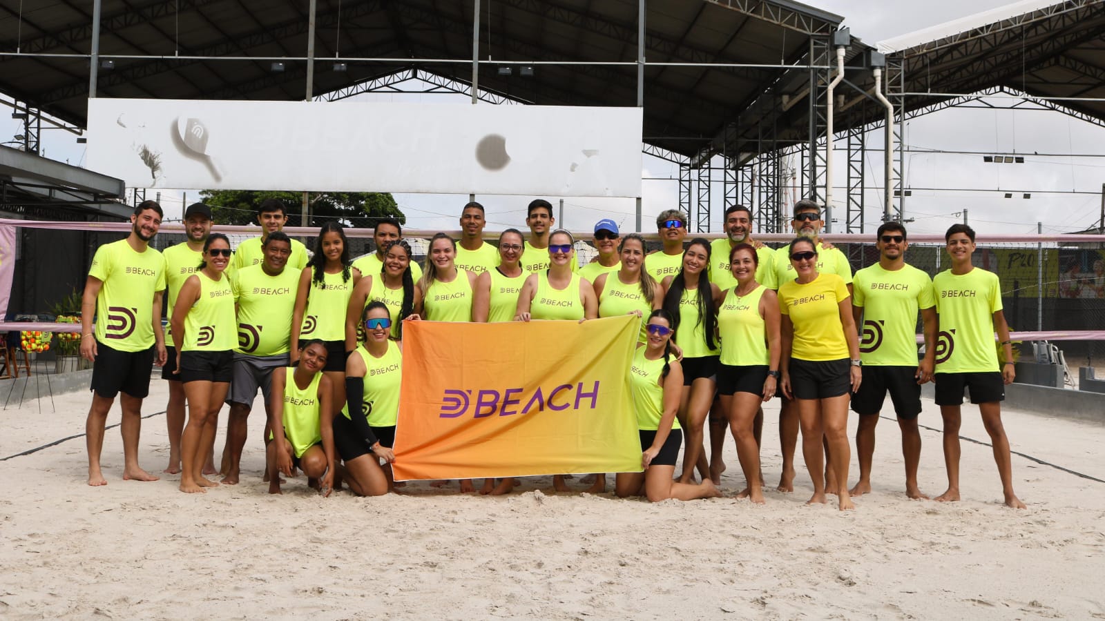 Atletas competindo no I Torneio Intermunicipal de Beach Tennis em Belém, destacando a popularidade do esporte.