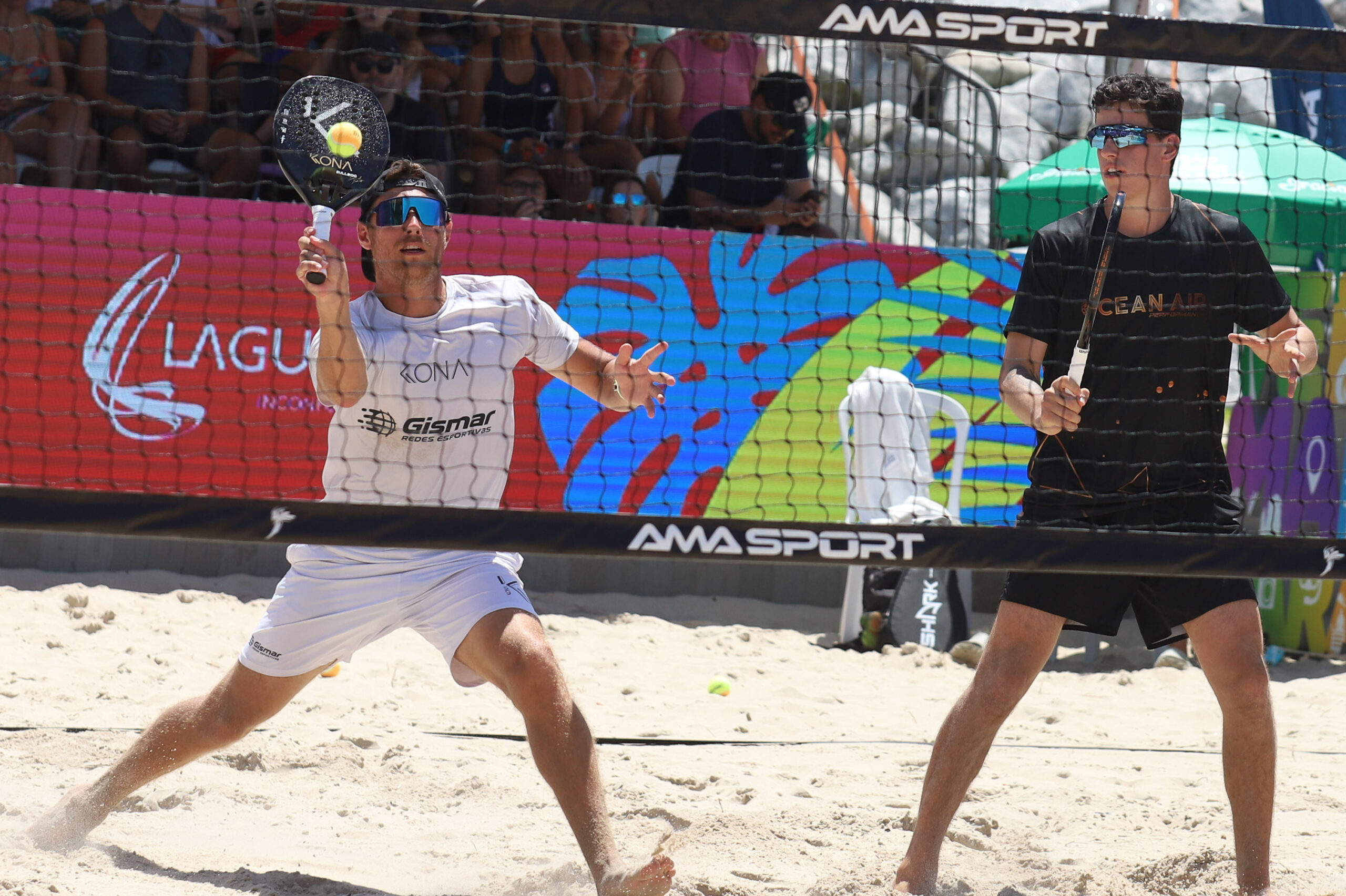 Dupla ítalo-brasileira comemorando a vitória no torneio de beach tennis na Arena Verão Maior Portos do Paraná.