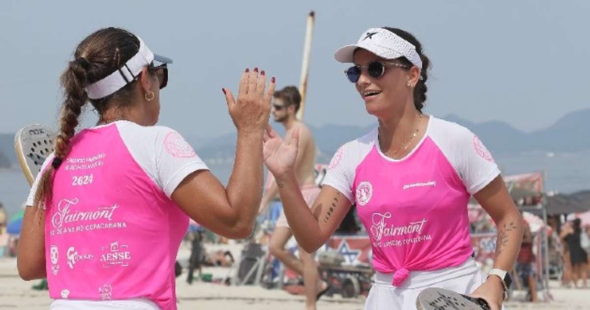 Atletas competindo no Circuito Fairmont de Beach Tennis na Praia de Copacabana, Rio de Janeiro.