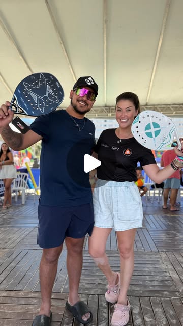 Jana Arouca em evento de beach tennis, promovendo o esporte com entusiasmo e energia.