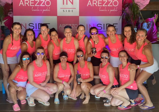 Atletas competindo na Copa Arezzo, um torneio de beach tennis e padel que promove o empoderamento feminino.