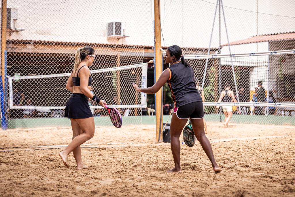 Atletas competindo na 2ª etapa do Campeonato Maranhense de Beach Tennis na Arena Premium do Golden Shopping.