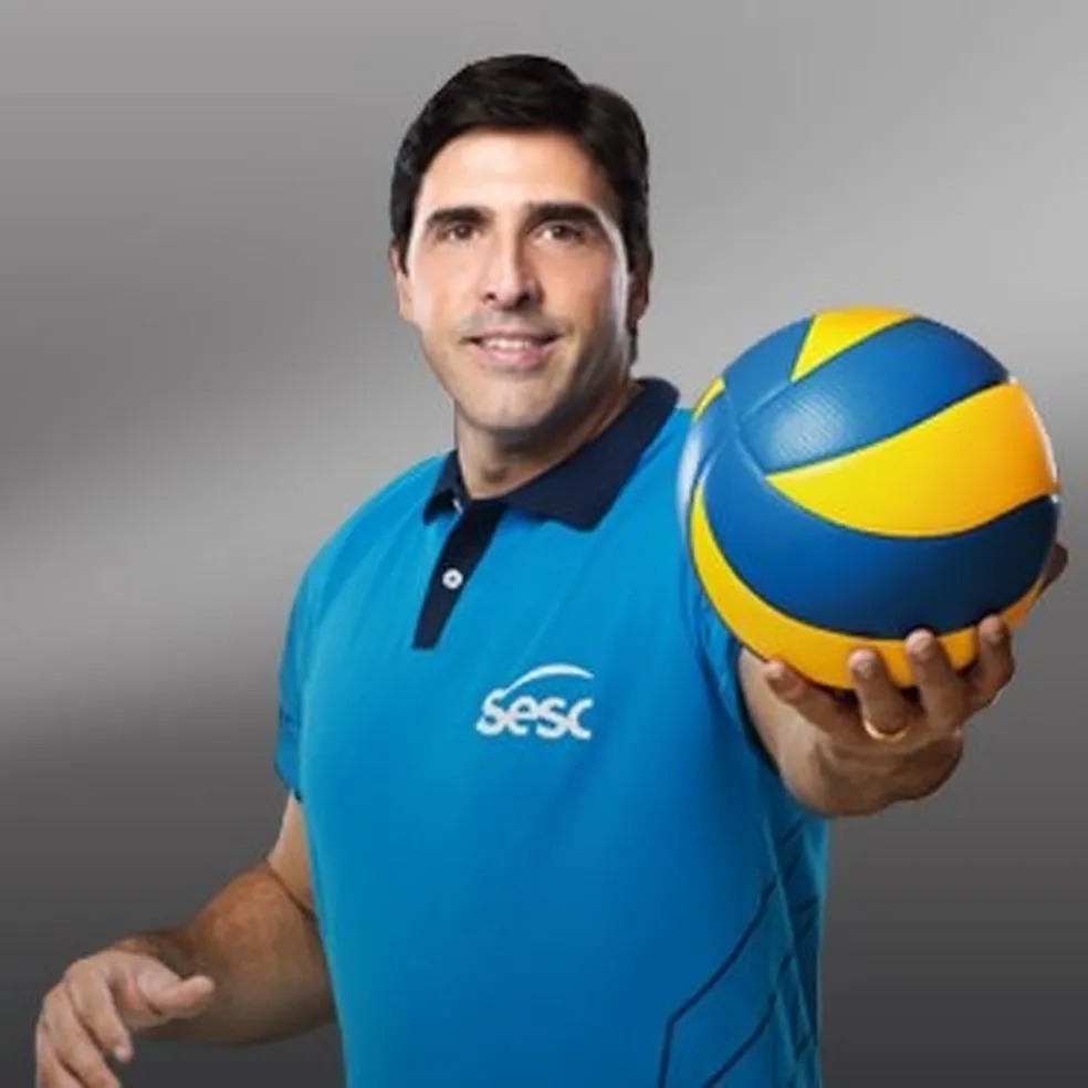 Giovane Gávio ensinando técnicas de vôlei de praia em um evento na Praia Campista.