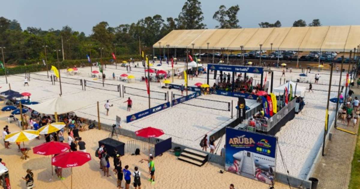 Atletas competindo no Circuito Beach Tennis em Valinhos, SP, com duplas de destaque e grande público.