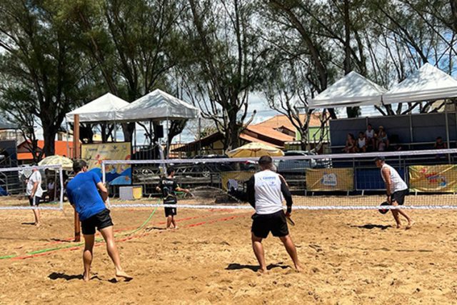 Atletas competindo na Copa Verão de Beach Tennis na Arena Esportiva do Farol de São Tomé.