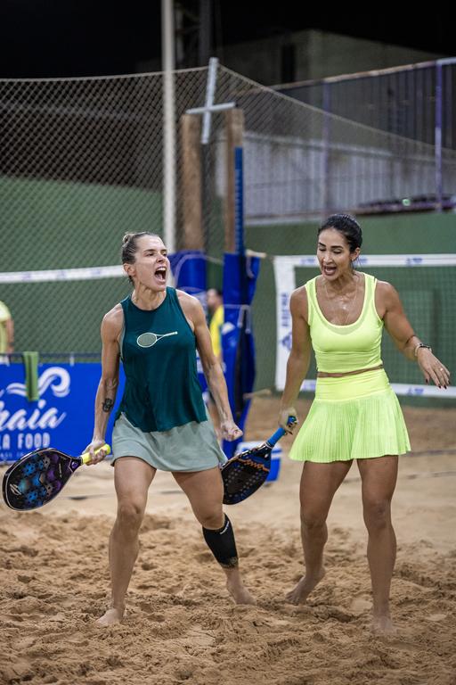 Atletas competindo no Campeonato Maranhense de Beach Tennis na Arena Premium do Golden Shopping.