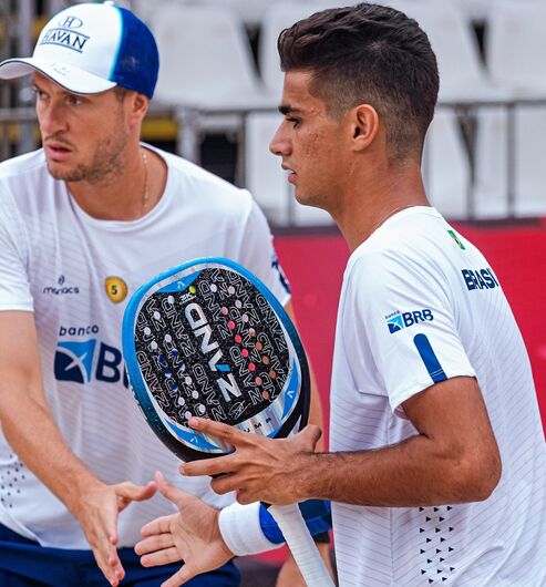 Atletas renomados competindo no Circuito Tereré Beach Experience em Campo Grande, destacando o beach tennis.