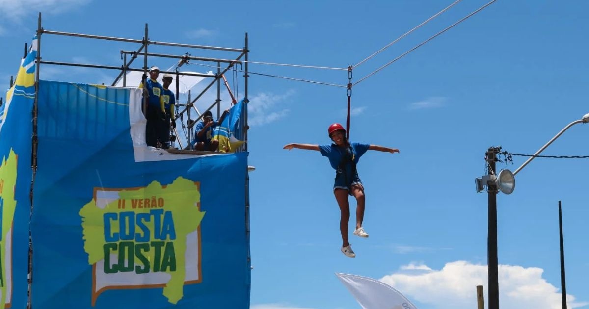 Participantes do Verão Costa a Costa praticando esportes na praia de Salvador.