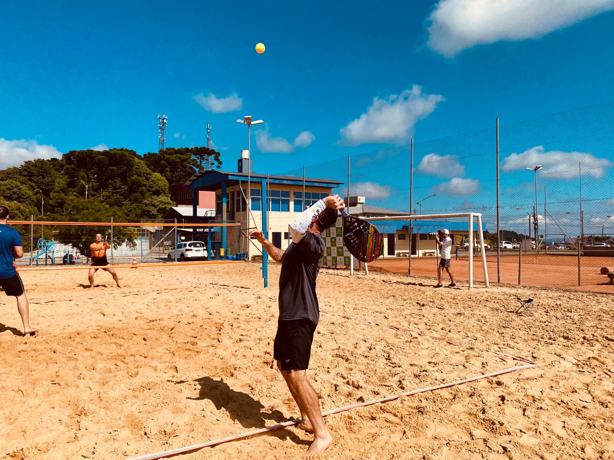 Competidores de beach tennis em ação durante o torneio em Flores da Cunha.