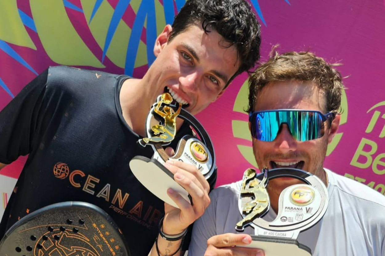 Daniel Schmitt e Federico Galeazzi celebrando a vitória no BT 400 em Matinhos, Paraná.