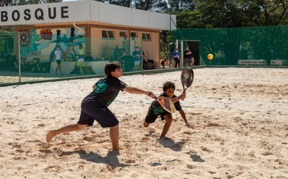 Crianças jogando beach tennis na Colatina Beach Arena durante os Jogos de Verão.