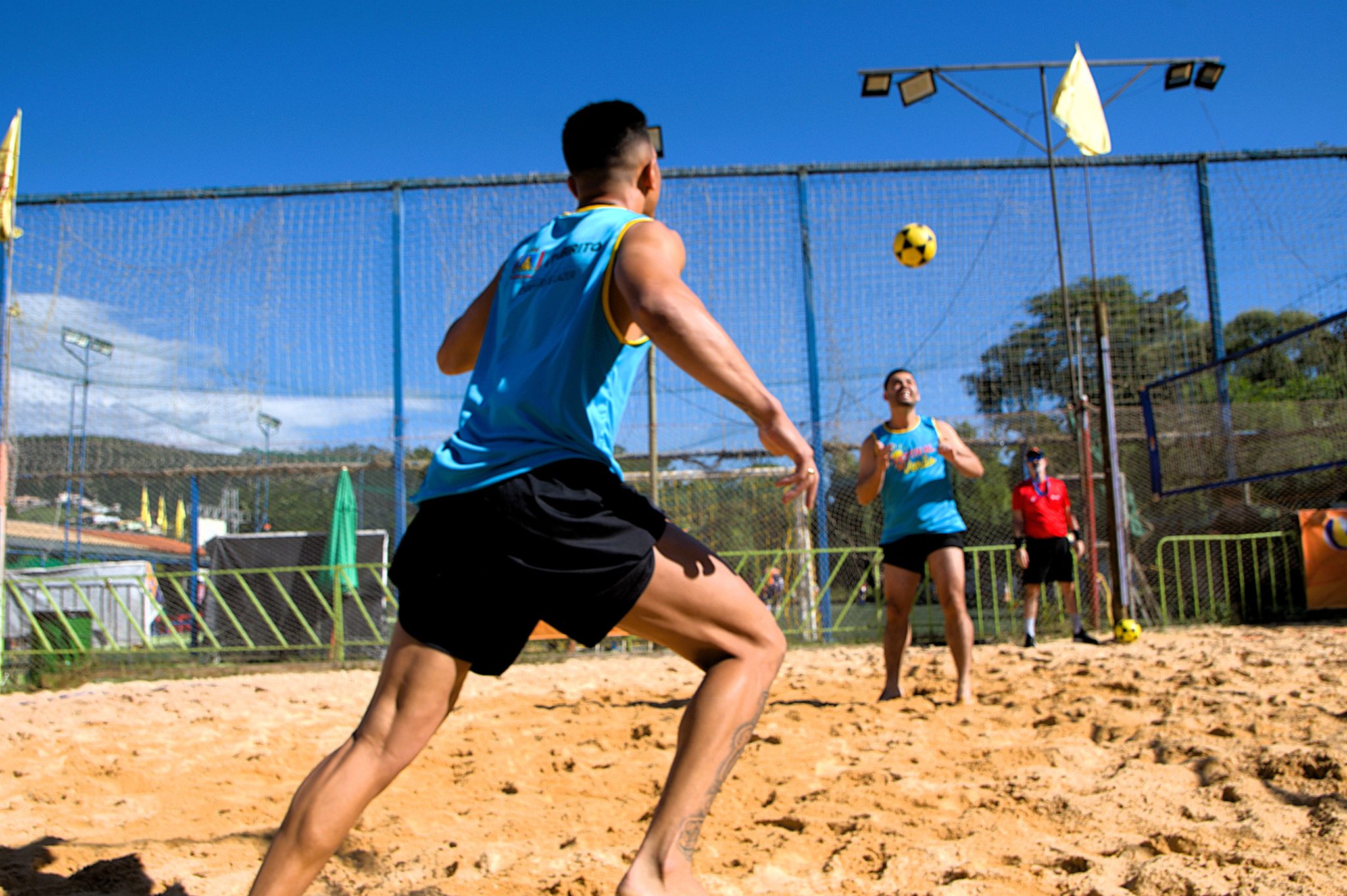 Atletas competindo em futevôlei, peteca e beach tennis no Festival de Verão em Itabirito.