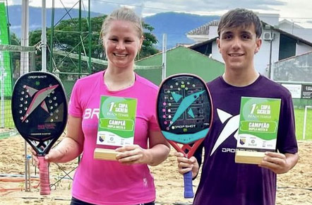 Atletas competindo na Copa Sicredi de beach tennis em Candelária, demonstrando habilidade e paixão pelo esporte.