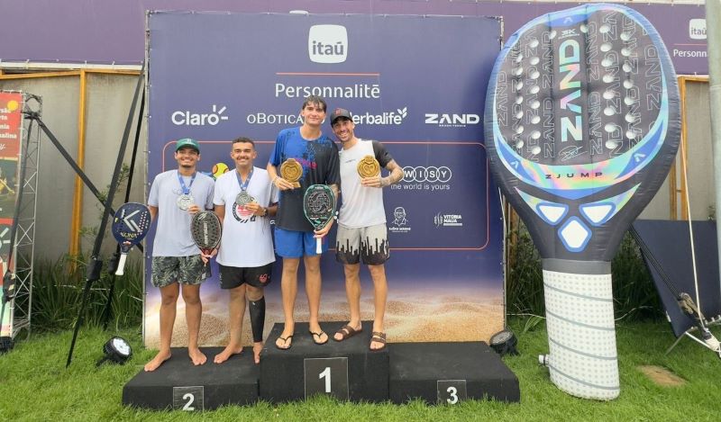 Jogadores competindo no Circuito Beach Tennis em Riviera de São Lourenço, SP.