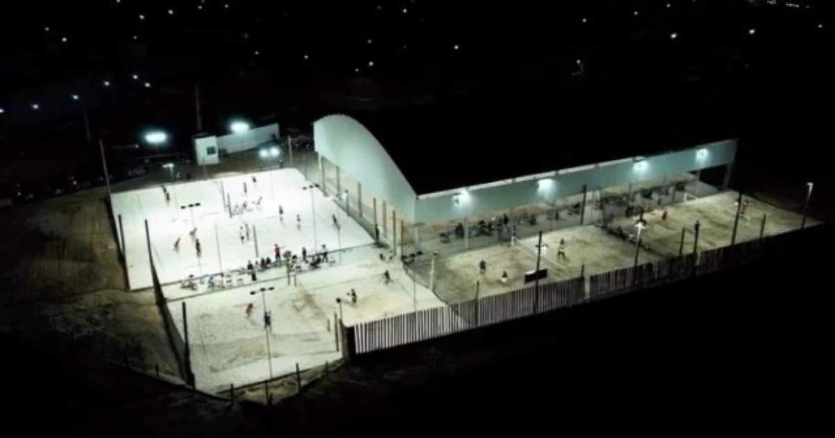 Atletas competindo no Circuito Mundial de Beach Tennis ITF em Açailândia, Maranhão.