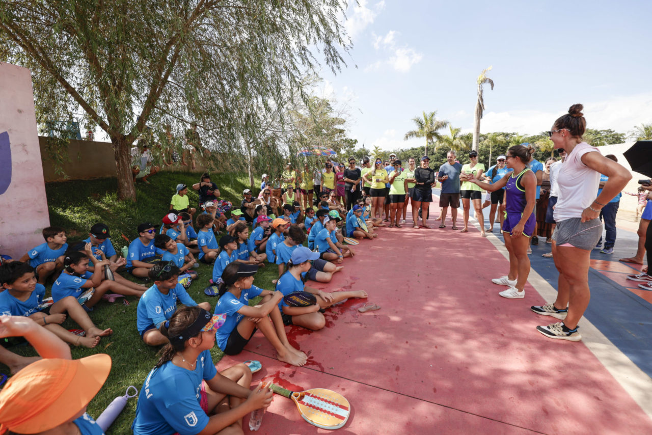 Crianças praticando beach tennis com campeãs Rafaella Miiller e Patty Diaz em Jundiaí.
