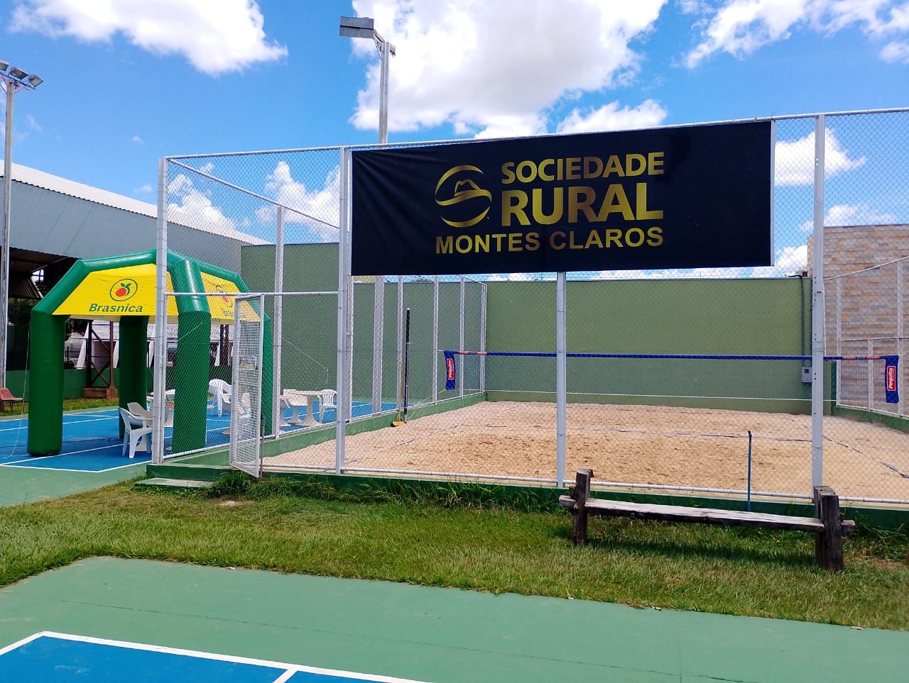 Competidores no 3º Torneio de Beach Tennis da Rural em Montes Claros, mostrando a energia do evento.