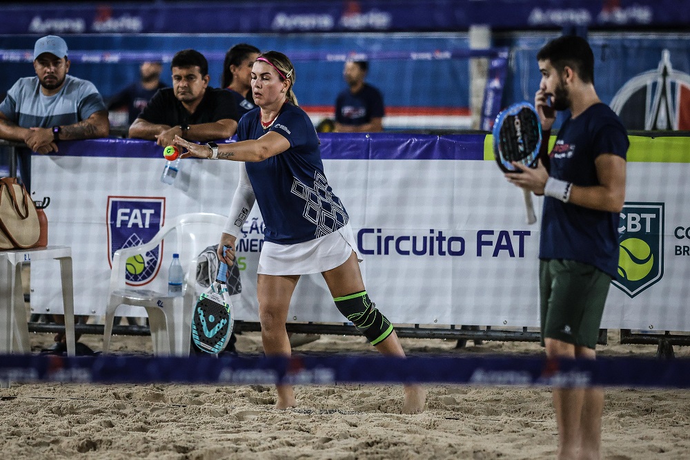 Atletas competindo no Circuito FAT de Beach Tennis na Arena Paris Manaus.