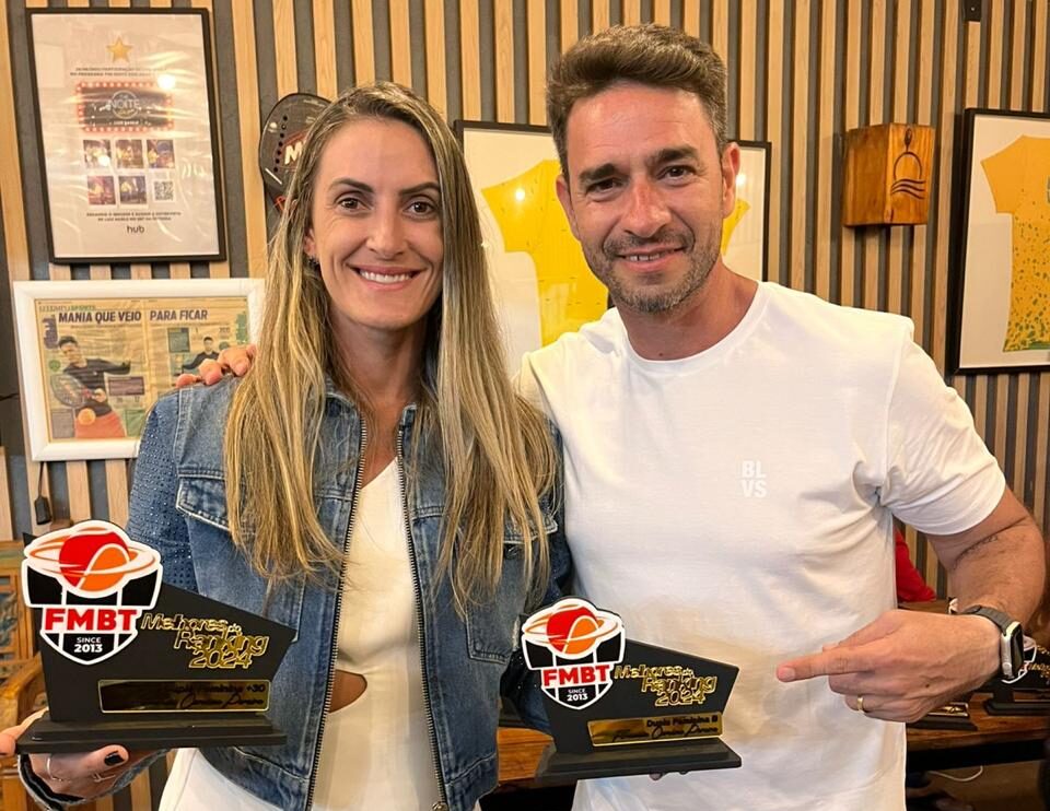 Fernanda Caroline recebendo troféus no evento de Beach Tennis em Belo Horizonte.