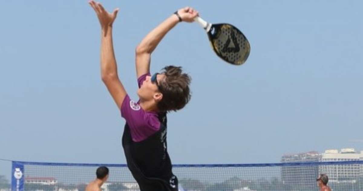 Atletas competindo no Circuito Fairmont de Beach Tennis em Copacabana, Rio de Janeiro.