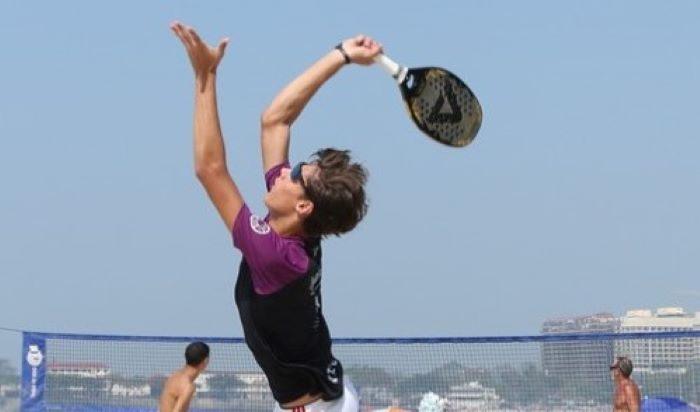 Atletas competindo no Circuito Fairmont de Beach Tennis em Copacabana, Rio de Janeiro.