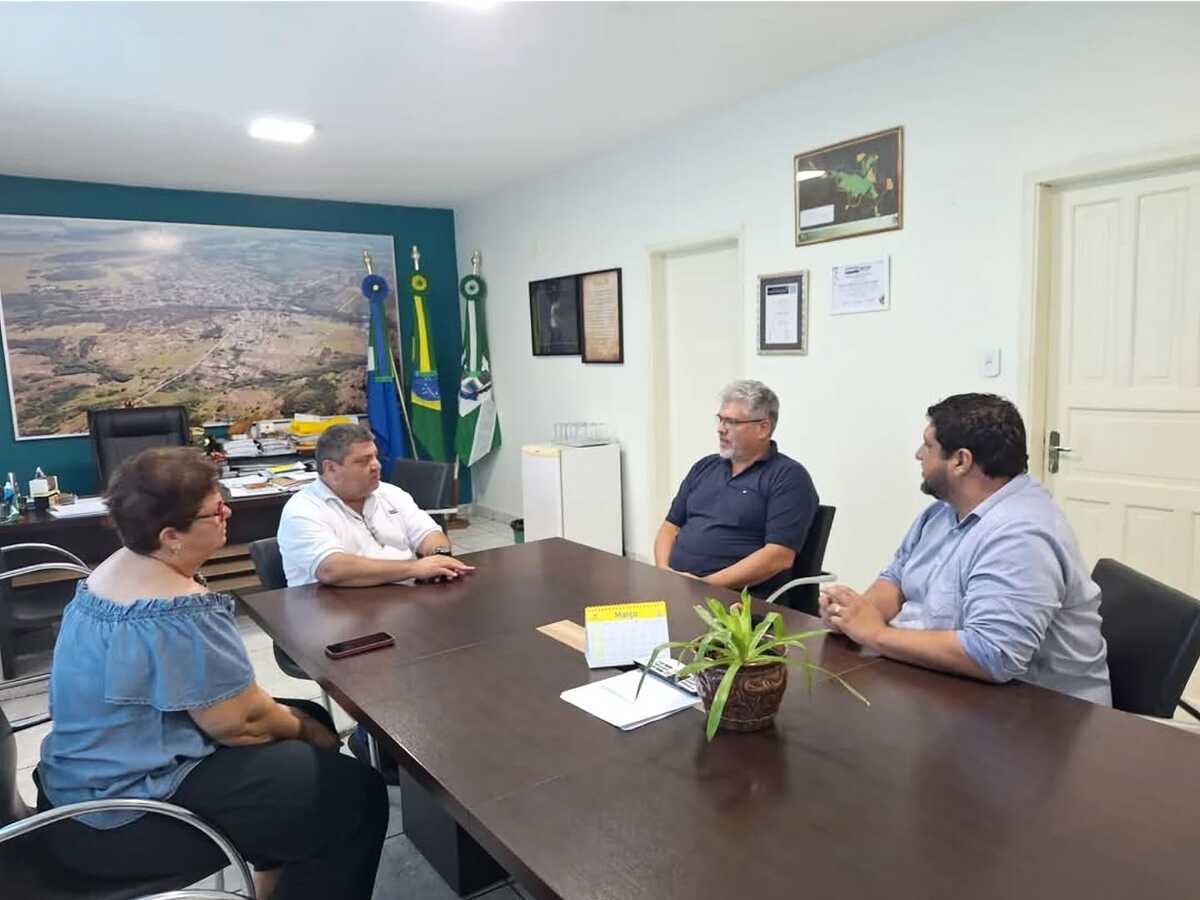 Prefeito Josmail Rodrigues reunido com organizadores do Beach Tennis em Bonito.